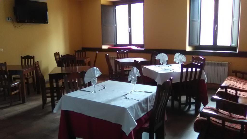 El Albergue Covaleda Bagian luar foto