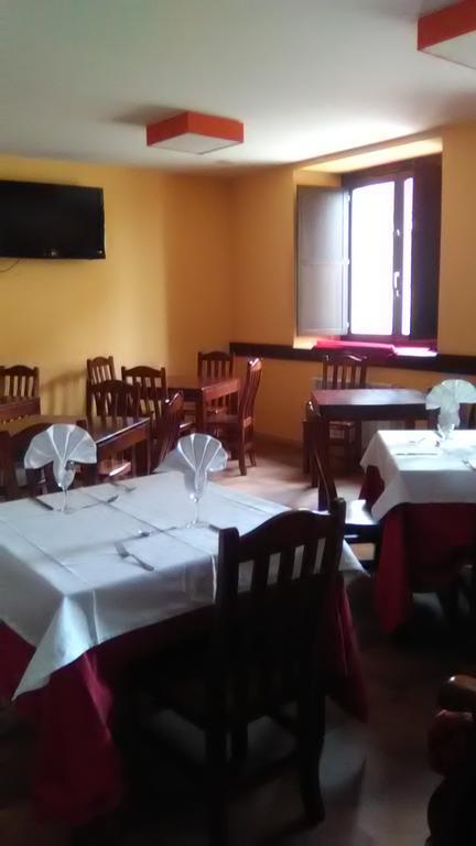 El Albergue Covaleda Bagian luar foto
